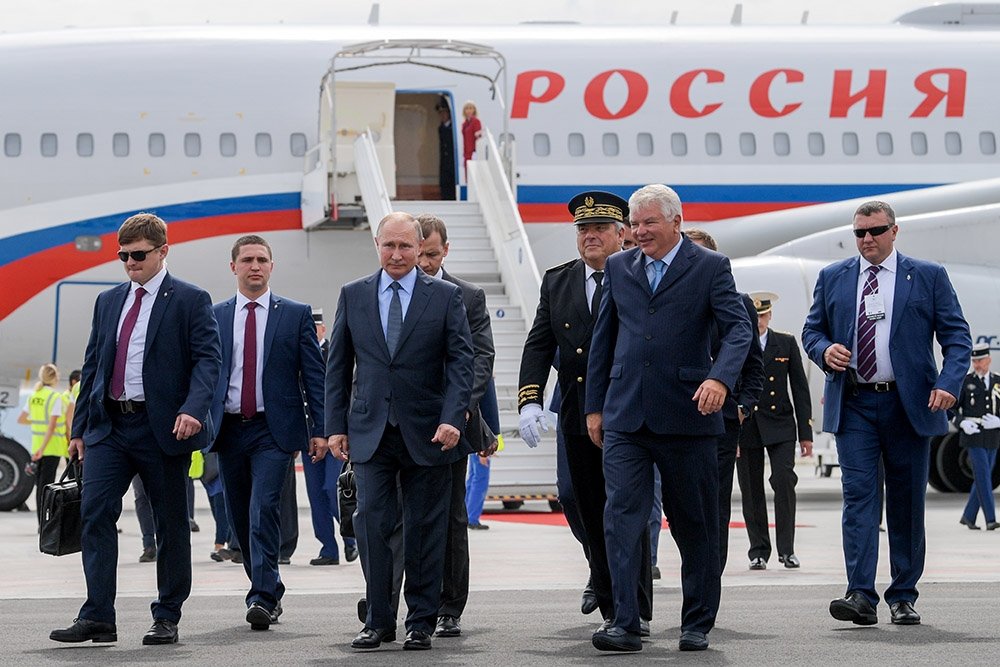 Владимир Путин и посол РФ во Франции Алексей Мешков (справа на первом плане) на церемонии встречи в аэропорту. Фото: Михаил Метцель/ТАСС